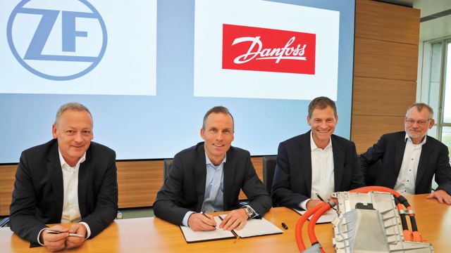 Από αριστερά: Harald Deiss (Επικεφαλής ZF Business Unit Electronic Systems), Jörg Grotendorst (Επικεφαλής ZF Division E-Mobility), Kim Fausing (CEO Danfoss Group) και Claus A. Petersen (Επικεφαλής Danfoss Silicon Power).