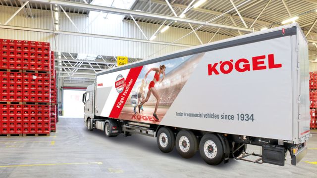 Το σύστημα της Kögel μπορεί να χρησιμοποιηθεί σε μία ή στις δύο πλευρές της κουρτίνας και δύναται να προσαρμοστεί σε πολλές εφαρμογές, όπως για μεταφορές αυτοκινήτων, ποτών ή παλετών.
