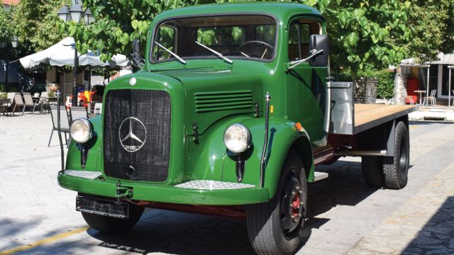 Το Mercedes-Benz 312 στην κεντρική πλατεία του χωριού Ευπάλιο Φωκίδας. Το αγόρασε ο Δημήτρης Καψάλης το 1970 και εκτελούσε δρομολόγια μέχρι το 1996. 