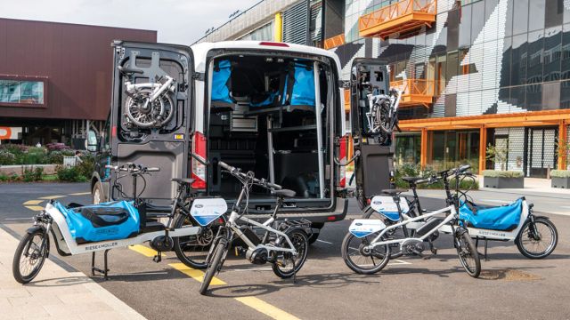 Το πρωτότυπο Ford Transit, εκτός από τα δέματα μεταφέρει και ποδήλατα, τα οποία θα συμμετάσχουν στην τελική διανομή-παράδοση (last-mile delivery) των προϊόντων.