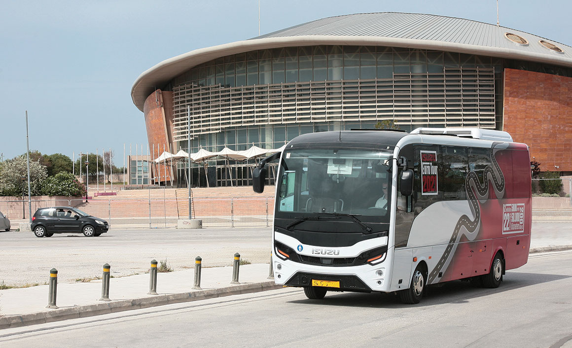 To Isuzu Grand Toro στο δρόμο
