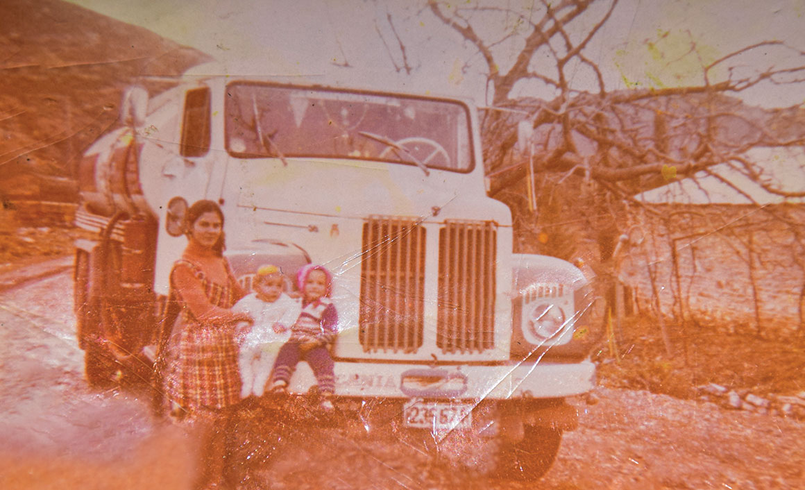 Η οικογένεια του Περικλή Βαζούρα με φόντο το Scania 56.