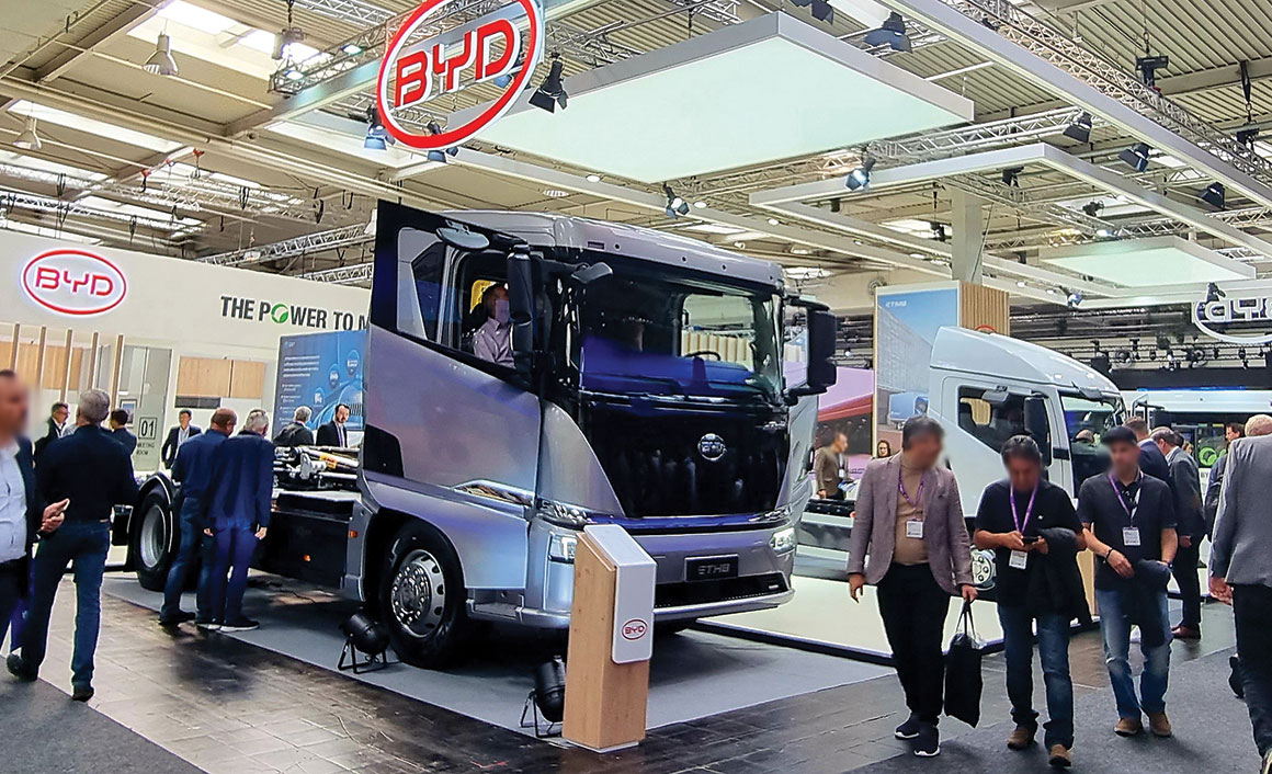 Φορτηγά και λεωφορεία στο περίπτερο της BYD στην έκθεση ΙΑΑ