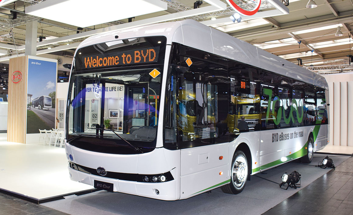 BYD eBus: Midi ηλεκτρικό λεωφορείο για αστική συγκοινωνία στο περίπτερο της μάρκας στην έκθεση IAA του Ανόβερο.