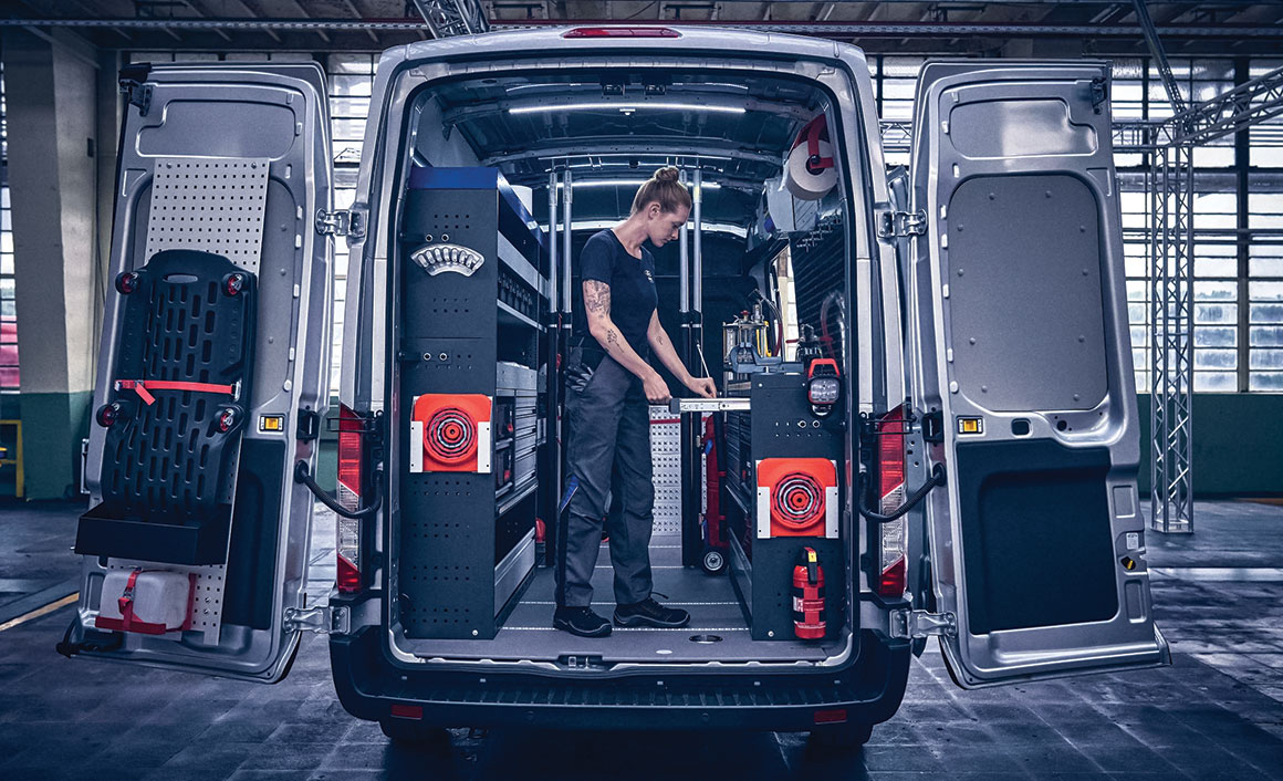 Η Ford Pro λανσάρει την υπηρεσία Mobile Service σε βασικές αγορές, όπως η Γερμανία, χρησιμοποιώντας ειδικά μετασκευασμένα van για να φέρει τις δυνατότητες ενός Transit Center στις αποθήκες και τα γκαράζ των πελατών