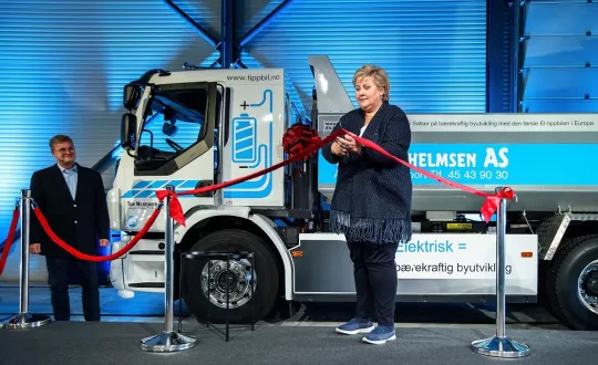 Η πρωθυπουργός της Νορβηγίας, Έρνα Σόλμπεργκ, στην εκδήλωση παράδοσης του ηλεκτρικού φορτηγού.
