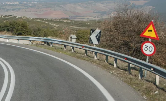Η αυτόματη προσαρμογή της ταχύτητας που δείχνει το σήμα εγκυμονεί κίνδυνο για το όχημα που ακολουθεί.
