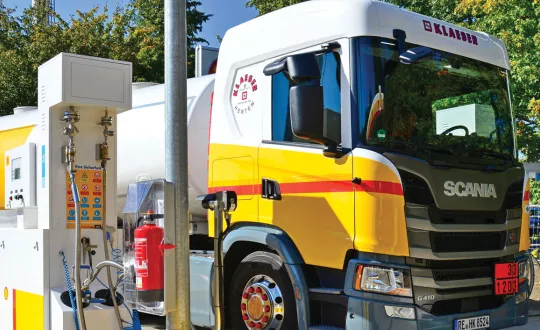 Τα 2.000 νέα βαρέα φορτηγά LNG θα μισθώνονται στους τελικούς χρήστες μέσω χρηματοδότησης, προκειμένου να μειωθεί το κόστος τους. Θα χρηματοδοτούνται μόνο οι πρόσθετες δαπάνες του οχήματος σε σχέση με ένα φορτηγό πετρελαίου, με το μέσο επιλέξιμο κόστος για κάθε φορτηγό LNG να φτάνει ως τα 30.000 ευρώ.