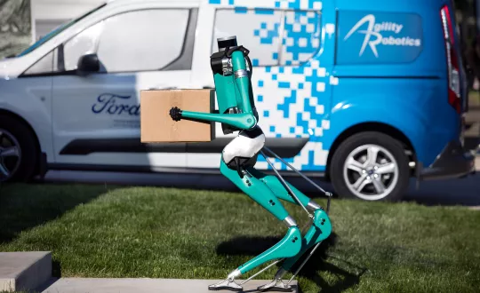  Το ρομπότ της Ford συνεργάζεται με ένα οδηγικά αυτόνομο βαν διανομών και αναλαμβάνει να διανύσει τα τελευταία μέτρα, ώστε το πακέτο να φτάσει στην πόρτα του παραλήπτη, δίχως ανθρώπινη παρέμβαση.