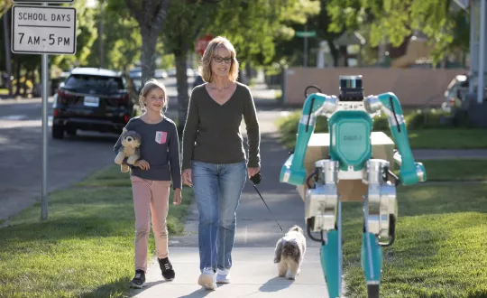 Το Digit είναι ένα ρομπότ με δύο πόδια, το οποίο σχεδιάστηκε όχι μόνο να μοιάζει με άνθρωπο, αλλά και να βαδίζει με σχεδόν φυσικό τρόπο. 