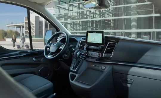 Το στάνταρ ενσωματωμένο μόντεμ FordPass Connect παρέχει συνδεσιμότητα Wi-Fi για τους επιβάτες υποστηρίζοντας έως και 10 συσκευές. Η εφαρμογή κινητού FordPass προσφέρει πρόσβαση σε λειτουργίες, όπως Vehicle Status (Κατάσταση Οχήματος), Vehicle Locator (Εντοπιστής Οχήματος) και Remote lock/unlock (Απομακρυσμένο Κλείδωμα/Ξεκλείδωμα).