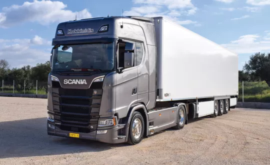 Με το Scania καλύψαμε μια απόσταση 1.144 χιλιομέτρων, εκ των οποίων στα 561 χιλιόμετρα το μικτό φορτίο ήταν 36,5 τόνοι, στα 50 χλμ. ήμασταν άδειοι και στα υπόλοιπα 543 χιλιόμετρα το μικτό φορτίο ήταν 42,7 τόνοι. Συνολικά καταναλώσαμε 418,1 λίτρα.