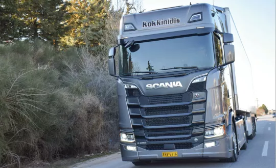 Δύο στοιχεία ξεχωρίσαμε στο Scania. Πρώτον την απόδοση του κινητήρα του, ο οποίος εξασφαλίζει γρήγορες ρεπρίζ και υψηλή μέση ωριαία ταχύτητα, και δεύτερον τη συγκρατημένη κατανάλωσή του. 