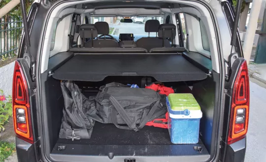 Ο χώρος αποσκευών στο όχημα δοκιμής, με αναδίπλωση των πίσω καθισμάτων, φτάνει τα 2.126 λίτρα. 