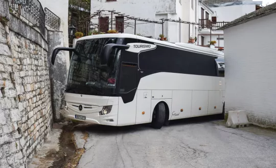 Ασκήσεις ακριβείας στις Μηλιές Πηλίου. Έμπειρες και προσεκτικές κινήσεις από τον οδηγό του λεωφορείου. 