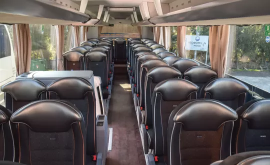 Τα καθίσματα των επιβατών είναι KielAvance 1030 Exclusivo τύπου bucket με μετακινούμενο δερμάτινο κεφαλάρι. 
