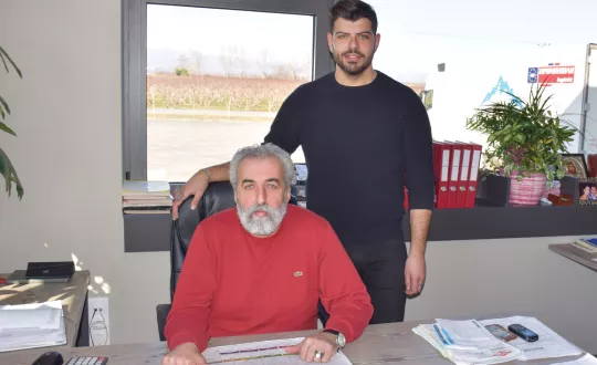 Ο Παναγιώτης Τσιχλακίδης με το γιο του Σάββα εργάζονται καθημερινά για την ανάπτυξη και ευημερία της επιχείρησης. 