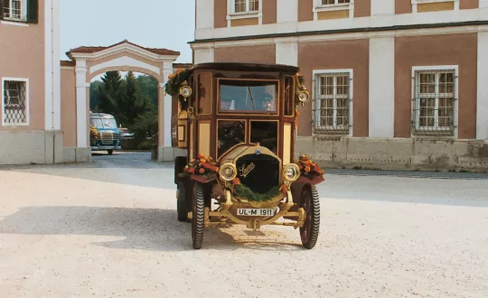 Σχεδόν 110 χρόνια πριν, ο ίδιος ο Kässbohrer έκανε τα πρώτα του βήματα στην κατασκευή λεωφορείων. Η πρώτη δημιουργία που έφερε το όνομά του ήταν μία κατασκευή «χτισμένη» πάνω σε σασί φορτηγού Saurer και δρομολογήθηκε από το Δήμο της πόλης του Ουλμ. Ο βενζινοκινητήρας της Saurer απέδιδε περίπου 40 hp, και το ξύλινο αμάξωμα είχε 18 καθίσματα, και χώρο για περίπου 10 όρθιους επιβάτες. Το πρωτότυπο δυστυχώς δεν έχει διασωθεί, αλλά η Setra συχνά επιδεικνύει σε εκθέσεις ιστορικών οχημάτων μια εντυπωσιακή ρέπλικα 