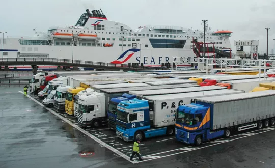 Φορτηγά διεθνών μεταφορών προς επιβίβαση στο καράβι. Σχεδόν όλα είναι επικαθήμενα