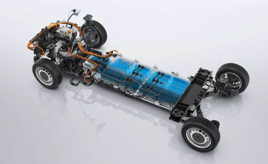 Ο ηλεκτρικός κινητήρας έχει μέγιστη ισχύ 100 kW. Οι μπαταρίες των 50 ή 75 kWh συνοδεύονται από 8ετή εγγύηση (ή 160.000 χλμ.) για το 70% της απόδοσής τους.