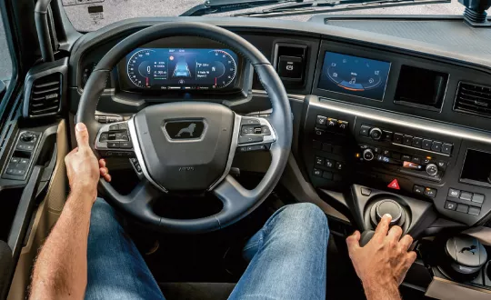 Φορτηγό του 21ου αιώνα –η νέα γενιά TG ψηφιοποιεί τον χειρισμό του οχήματος με «φουλ» ηλεκτρονικό πίνακα οργάνων.