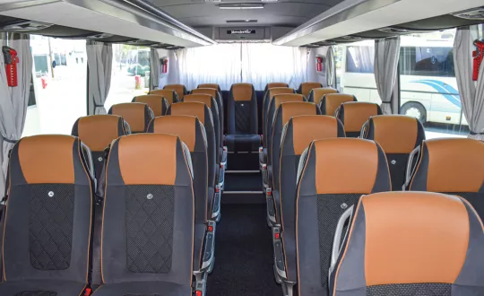 Το εσωτερικό διαθέτει 49 καθίσματα τύπου bucket. Οι επιβάτες έχουν στη διάθεσή τους υποπόδιο, δίχτυ για μικροαντικείμενα και πτυσσόμενο τραπεζάκι.
