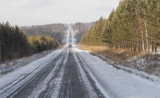 Ο πρωινός πάγος στους δρόμους είναι πιο επικίνδυνο από το χιόνι και πλέον με το νέο Ευρωπαϊκό Κανονισμό εισάγεται το ελαστικό πάγου. Μέχρι τότε, η οδήγηση στον πάγο και ιδιαίτερα στις κατηφόρες, απαιτεί συνεχή επιβράδυνση με ριτάρντερ και καθόλου φρένο παρά μόνο για την τελική ακινητοποίηση του συρμού.