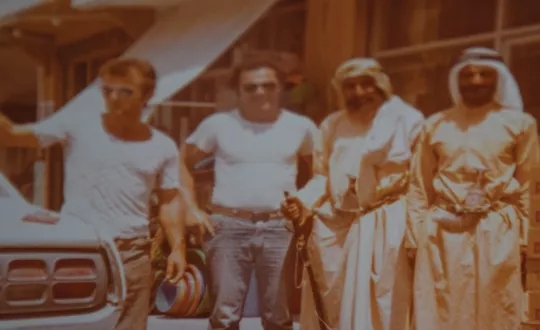 Μία φωτογραφία πραγματικό ντοκουμέντο για το πώς κυκλοφορούσαν οι κάτοικοι στο Ντουμπάι πριν το 1980, με τα χαντζάρια στις ζώνες τους.