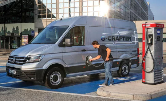 Tο ηλεκτρικό e-Crafter των 100 kW (136 hp) διαθέτει μπαταρίες που φορτίζουν στο 80% σε 45 λεπτά και του προσδίδουν αυτονομία έως και 173 χλμ.