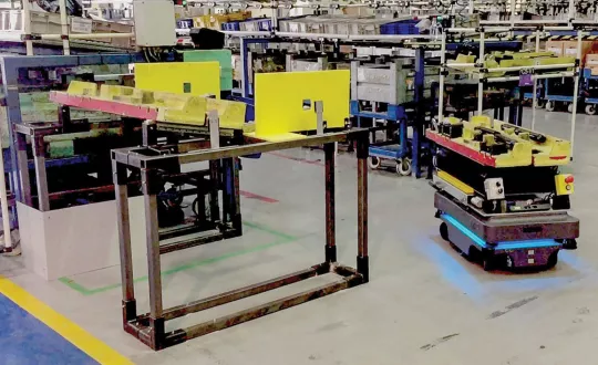 Στο εργοστάσιο της IVECO στο Βαγιαδολίδ, τα AGVs που εξοπλίζονται με κάμερες, αισθητήρες και λογισμικό Α.Ι., μεταφέρουν αυτόνομα αντικείμενα βάρους 10-20 κιλών.