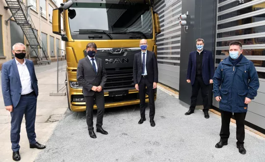 Κατά την υπογραφή της συμφωνίας συνεργασίας στο εργοστάσιο της ΜΑΝ στη Νυρεμβέργη (από αριστερά): Ο Andreas Tostmann (CEO της MAN Truck & Bus SE), ο καθηγητής Dr. Joachim Hornegger (Πρύτανης του FAU), ο καθηγητής Dr. Niels Oberbeck, (Πρύτανης του THN), ο Dr. Markus Söder (Πρωθυπουργός της Βαυαρίας) και ο «δικός» μας, Αθανάσιος Στιμονιάρης (Αντιπρόεδρος του ΔΣ του Ομίλου TRATON AG και Πρόεδρος Συμβουλίου των Εργαζομένων της ΜΑΝ).