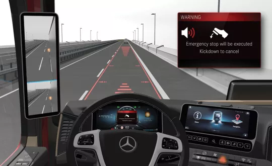 Το ADA 2 που ήδη διατίθεται από τη Mercedes, αποκτά νέα λειτουργία αυτόματης ακινητοποίησης: Για πρώτη φορά σε φορτηγό παραγωγής, τα ηλεκτρονικά μπορούν να διαγνώσουν πιθανή απώλεια αισθήσεων του οδηγού. Αν για 60 δευτερόλεπτα δεν υπάρχει καμία ενέργεια του οδηγού πάνω στο τιμόνι, τα δάχτυλα του οδηγού δεν αγγίζουν τη στεφάνη, ή ακόμη και τα πλήκτρα πολλαπλών λειτουργιών, αρχίζει πλήρως αυτόματη πέδηση μέχρι την τελική ακινητοποίηση. Με λίγα λόγια, ακόμη και σε περίπτωση ύπνου, λιποθυμίας ή και… θανάτου το 