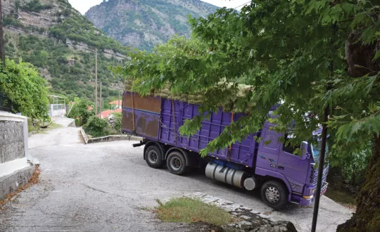 Η φορτωτική για τη μεταφορά άχυρου και τριφυλλιού είναι καλή, ωστόσο το δρομολόγιο κρύβει αρκετές δυσκολίες στα ορεινά χωριά της Πίνδου. 