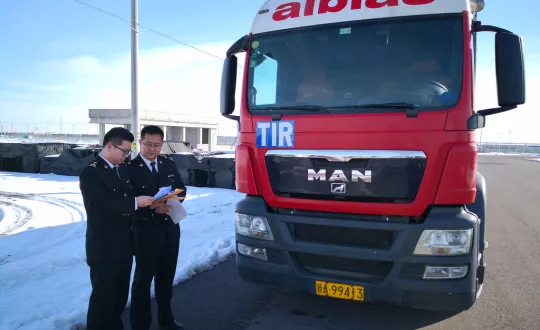Το φορτηγό TIR μάρκας ΜΑΝ, ξεκίνησε το μακρύ του ταξίδι σε δύσκολες χειμερινές συνθήκες, μεταφέροντας 12 τόνους λιπαντικών αυτοκινήτων. Από τη Γερμανία πέρασε στην Πολωνία και έφτασε στην Κίνα μέσω Λευκορωσίας, Ρωσίας και Καζακστάν.