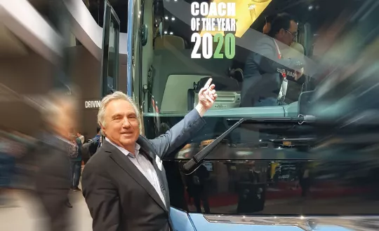 Ο Σταύρος Παπαδόπουλος, Διευθύντης Πωλήσεων Φορτηγών και Λεωφορείων της MAN Hellas, μπροστά από το Bus of the Year.