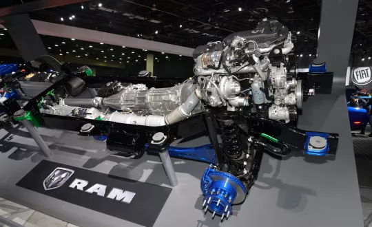 Ο νέος κινητήρας της Cummins, προσφέρεται σε δύο εκδόσεις απόδοσης. Η μικρή έχει ισχύ 370 ίππων και ροπή 1.152 Nm και συνεργάζεται με το 6τάχυτο αυτόματο κιβώτιο 68RFE. Έξι σχέσεις μετάδοσης έχει και το αυτόματο κιβώτιο Aisin AS69RC που συνοδεύει την κορυφαία έκδοση του κινητήρα, η οποία αποδίδει ισχύ 400 ίππων και ροπή 1.356 Nm.