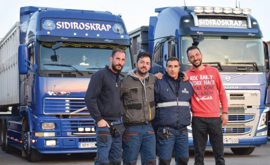 Οδηγοί της εταιρείας Σιδηροσκραπ με φόντο τα δύο FH. Από αριστερά ο Δημήτρης Καραγεώργος, ο Θωμάς Σορώτος, ο Θοδωρής Αγγελόπουλος και ο Γιώργος Σορώτος.