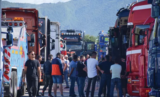 Δεκάδες φορτηγά έδωσαν δυναμικό παρών στη συγκέντρωση. 