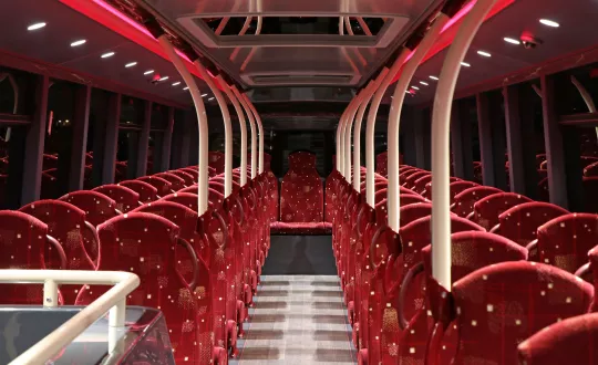 Tο λεωφορείο των 13,4 μέτρων προσφέρει όλες τις σύγχρονες ανέσεις σε μέχρι και 131 επιβάτες, με τους 100 από αυτούς να είναι καθήμενοι.