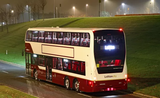 Το Enviro400XLB κατασκευάζεται στο Falkirk της Σκωτίας και αποτελεί το πρώτο λεωφορείο του Ην. Βασιλείου που έχει στηριχθεί πάνω στο σασί B8L, το οποίο χρησιμοποιείται από πολλά νέα τριαξονικά οχήματα της Ασίας και του Ειρηνικού.
