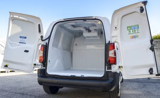 Το Combo Cargo, πληροί όλες τις προϋποθέσεις για μετατροπή σε ιδανικό όχημα ελεγχόμενης θερμοκρασίας ή ψυγείο, με την Opel να προσφέρει τη μετατροπή σε στάνταρ και XL εκδόσεις.