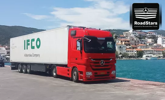 To Mercedes-Benz Actros του Σταύρου Παπαδόπουλου έλκει τριαξονικό θάλαμο. 