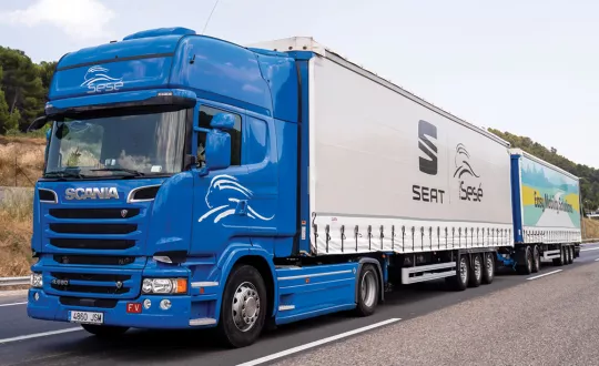 Έξι συμβατικά φορτηγά μπορούν να αντικατασταθούν από τρία φορτηγά μεγάλης χωρητικότητας (διπλοί συρμοί), μειώνοντας τις εκπομπές CO2 έως και κατά 27%.