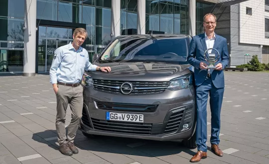 Ο Michael Lohscheller, CEO της Opel (δεξιά), παρέλαβε το βραβείο International Van of The Year για το νέο Opel Vivaro-e από τον Γερμανό δημοσιογράφο Johannes Reichel.
