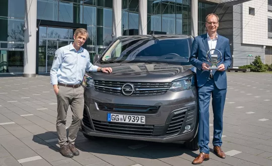 Ο Michael Lohscheller, CEO της Opel (δεξιά), παρέλαβε το βραβείο International Van of The Year για το νέο Opel Vivaro-e από τον Γερμανό δημοσιογράφο Johannes Reichel. Ο Michael Lohscheller, CEO της Opel (δεξιά), παρέλαβε το βραβείο International Van of The Year για το νέο Opel Vivaro-e από τον Γερμανό δημοσιογράφο Johannes Reichel.