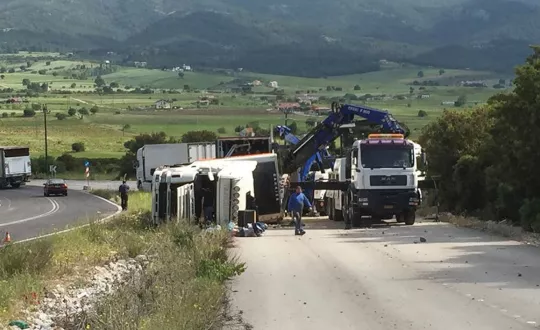 Στην Ελλάδα πέρυσι έχασαν τη ζωή τους σε τροχαία δυστυχήματα 64 άνθρωποι ανά ένα εκατομμύριο κατοίκων, τέσσερις (4) λιγότεροι σε σχέση με το 2017. Το παραπάνω συνιστά μια μείωση της τάξης του 6%, η οποία είναι σημαντικά καλύτερη από το μέσο ευρωπαϊκό όρο (-1%). Στην Ελλάδα πέρυσι έχασαν τη ζωή τους σε τροχαία δυστυχήματα 64 άνθρωποι ανά ένα εκατομμύριο κατοίκων, τέσσερις (4) λιγότεροι σε σχέση με το 2017. Το παραπάνω συνιστά μια μείωση της τάξης του 6%, η οποία είναι σημαντικά καλύτερη από το μέσο ευρωπαϊκό όρο (-1%).