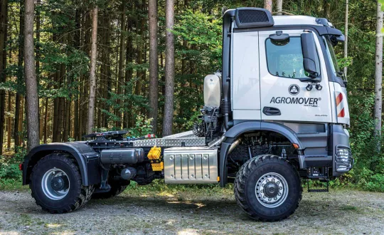 Το Agro Mover Work της Paul πάνω στο πλαίσιο του Mercedes-Benz Arocs 2051 AS 4x4. Το Agro Mover Work της Paul πάνω στο πλαίσιο του Mercedes-Benz Arocs 2051 AS 4x4.