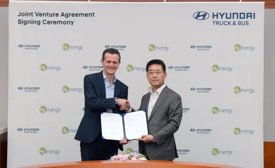 Η τελετή υπογραφής της συμφωνίας για τη δημιουργία της κοινοπραξίας «Hyundai Hydrogen Mobility».