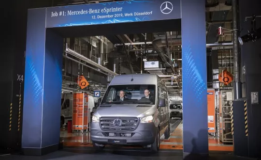 Παρουσία υψηλών προσκεκλημένων, πραγματοποιήθηκε στο εργοστάσιο του Ντίσελντορφ πανηγυρική εκδήλωση για την έναρξη της παραγωγής του Mercedes-Benz eSprinter.