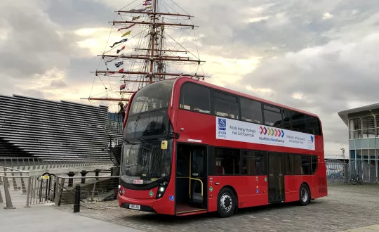 Το υδρογονοκίνητο ADL Enviro400 κατά τη διάρκεια των δοκιμών του. Το υδρογονοκίνητο ADL Enviro400 κατά τη διάρκεια των δοκιμών του.